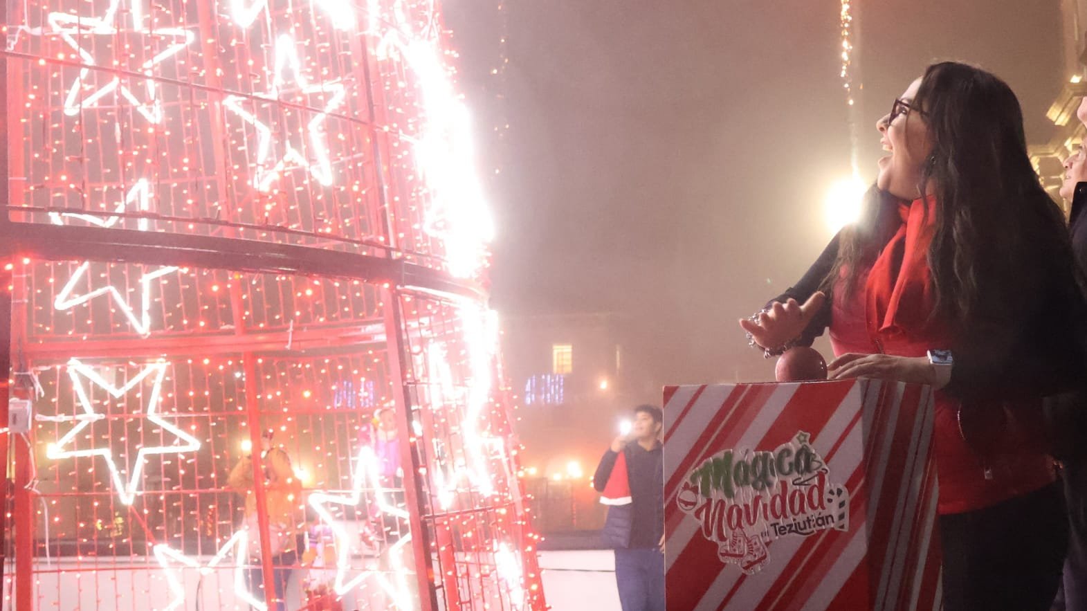 RECIBEN ESPÍRITU NAVIDEÑO EN TEZIUTLÁN: ENCIENDEN ÁRBOL E INAUGURAN LA PISTA DE PATINAJE.