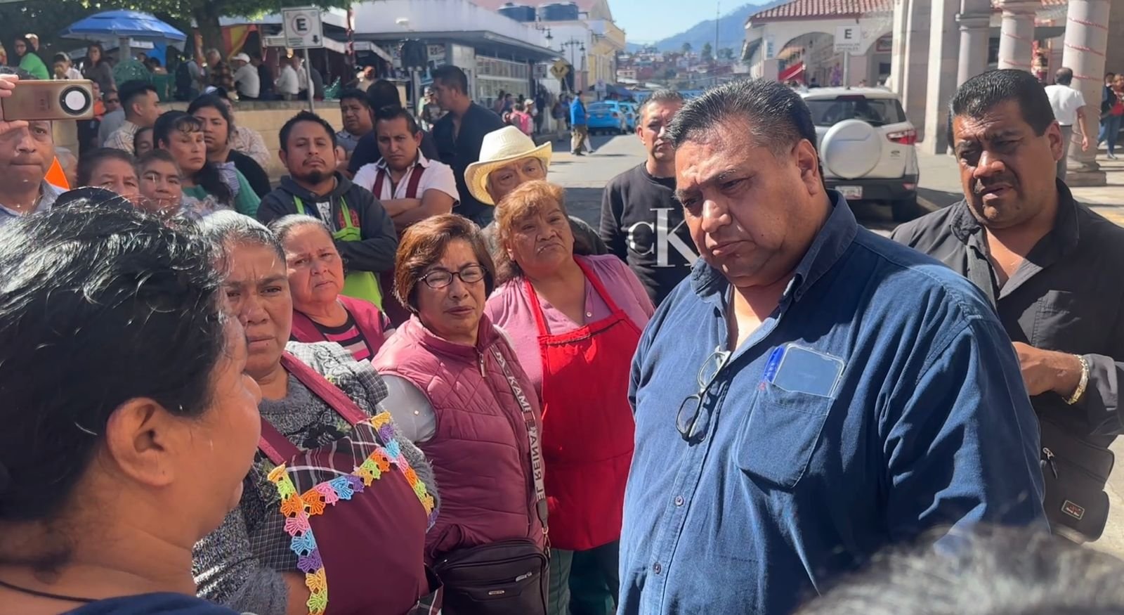 ANTE ACCIDENTES OCURRIDOS, GOBIERNO DE TEZIUTLÁN PROMUEVE REORDENAMIENTO DE VENDEDORES AMBULANTES.