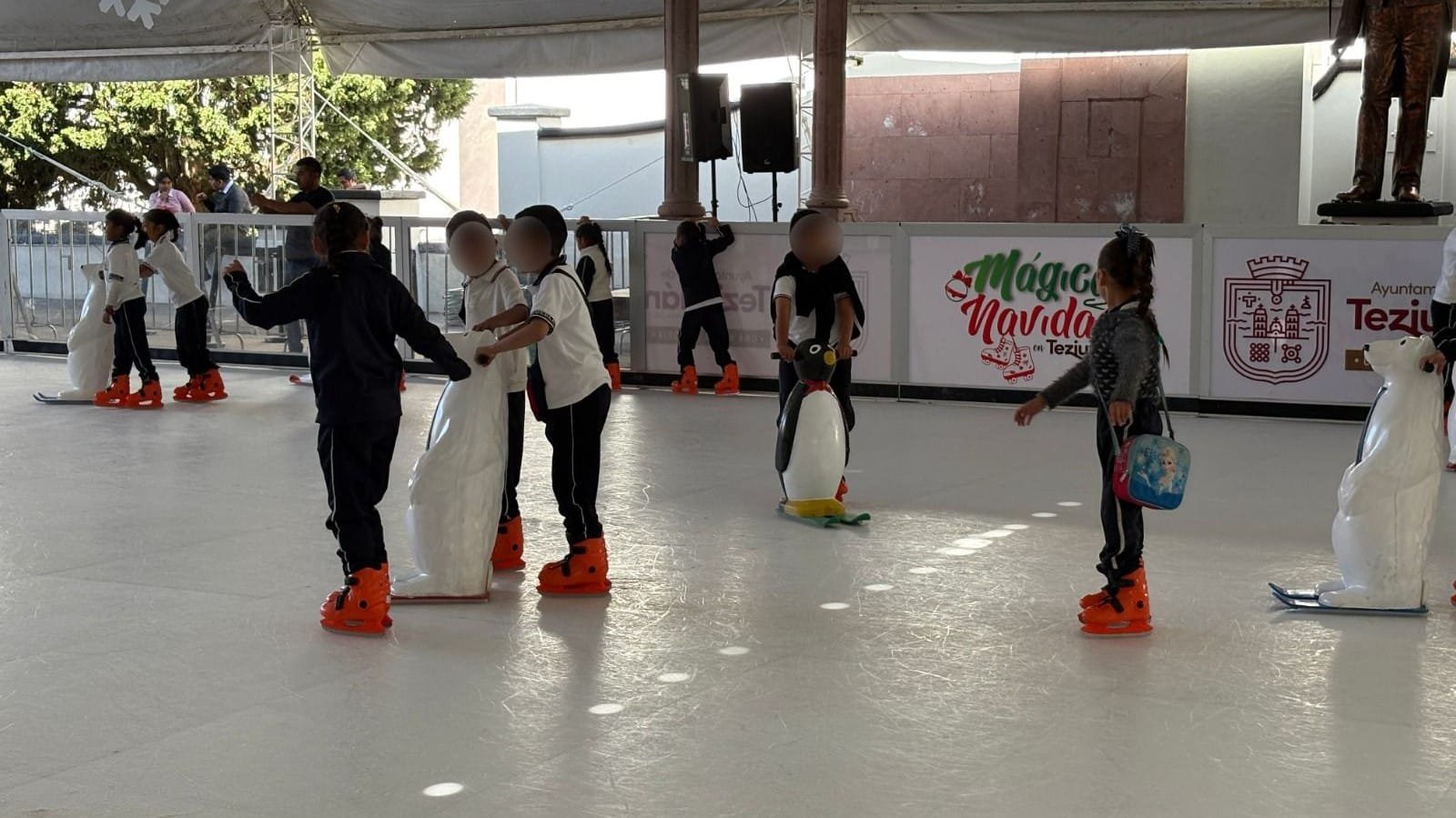 NIÑAS Y NIÑOS DEL INTERNADO INDÍGENA GENERAL JUAN FRANCISCO LUCAS DISFRUTARON DE LA PISTA DE PATINAJE EN TEZIUTLÁN.
