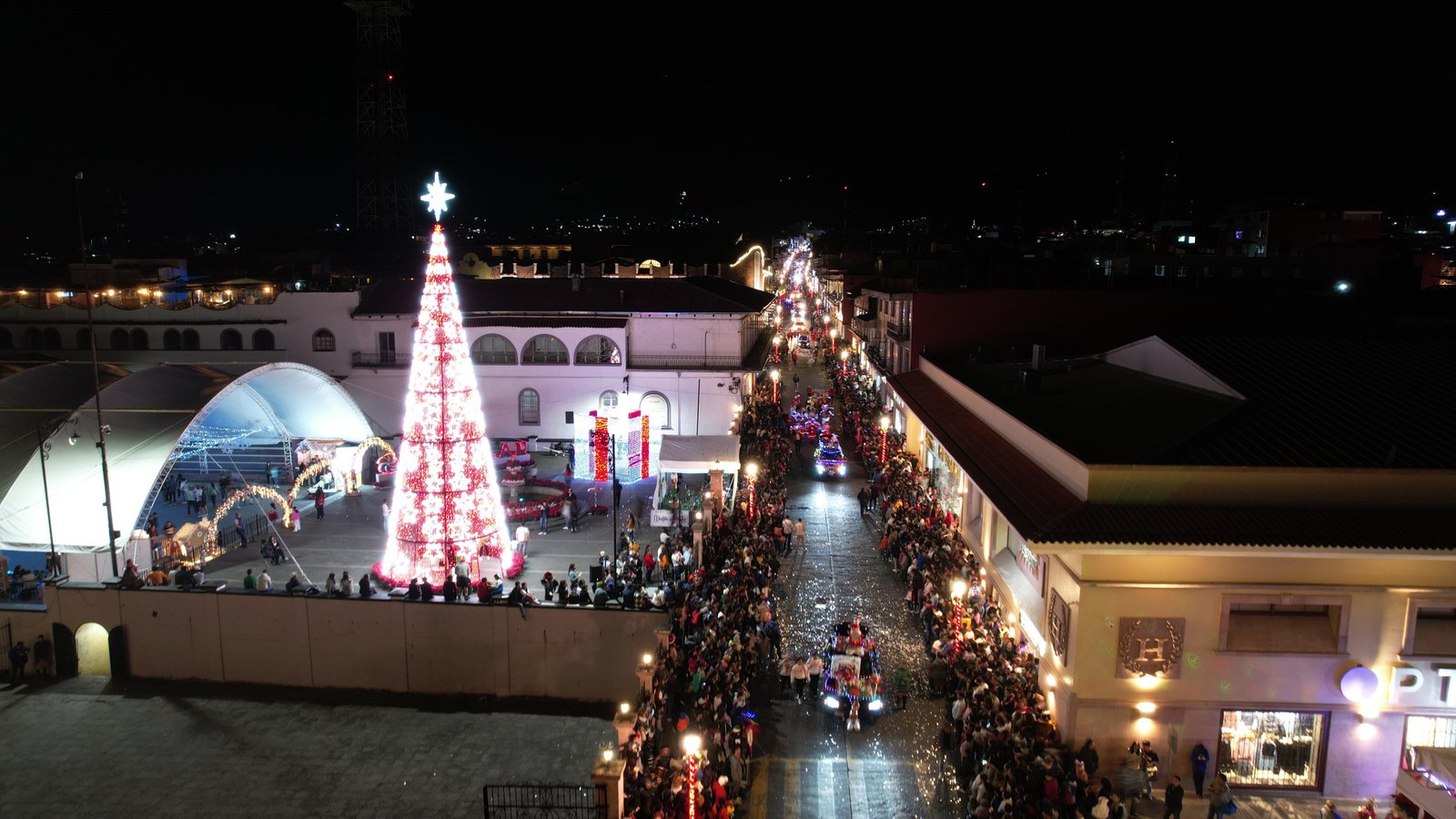10 MIL PERSONAS ABARROTAN LAS CALLES PARA DISFRUTAR DEL DESFILE NAVIDEÑO EN TEZIUTLÁN
