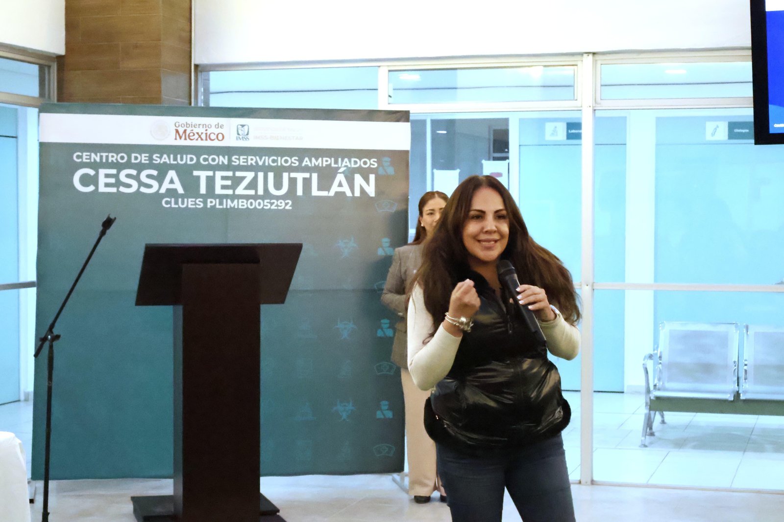 KARLA MARTÍNEZ CELEBRA CON PERSONAL MÉDICO DE TEZIUTLÁN EL DÉCIMO ANIVERSARIO DEL CESSA.