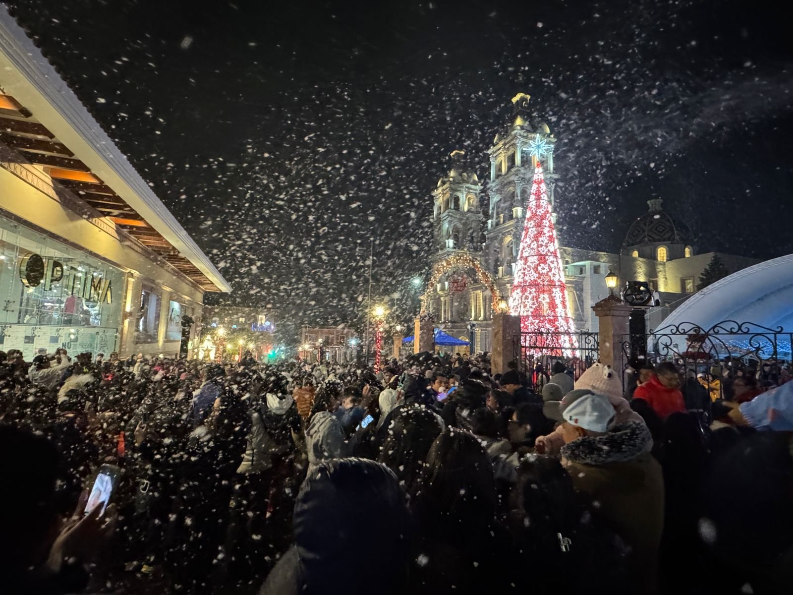 TEZXIUTLÁN SE VISTIÓ DE BLANCO POR SEGUNDO DÍA CONSECUTIVO CON LA NEVADA ARTIFICIAL `UNA BLANCA NAVIDAD`.